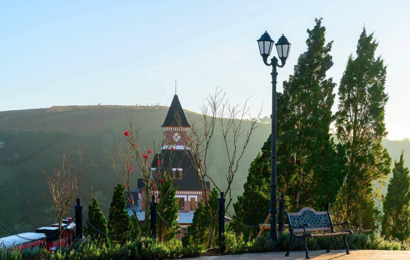 Khám Phá Vườn Châu Âu Đà Lạt – Euro Garden: Điểm Đến Lãng Mạn Như Trời Âu tour-da-lat-vuon-chau-au-3n3d(1)