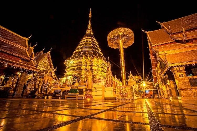 Chùa Wat Phrathat Doi Suthep về đêm Chùa Wat Phrathat Doi Suthep về đêm