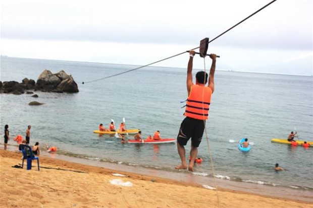 Chơi đu dây Zipline tại Bãi Cát Vàng