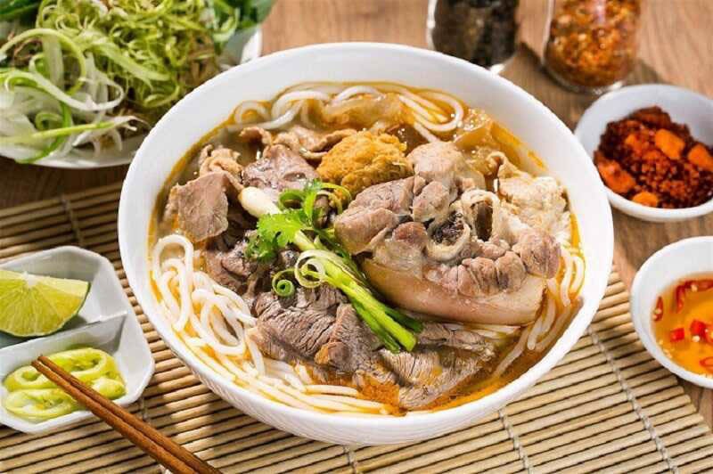 Bún bò Huế gần đồi vọng cảnh