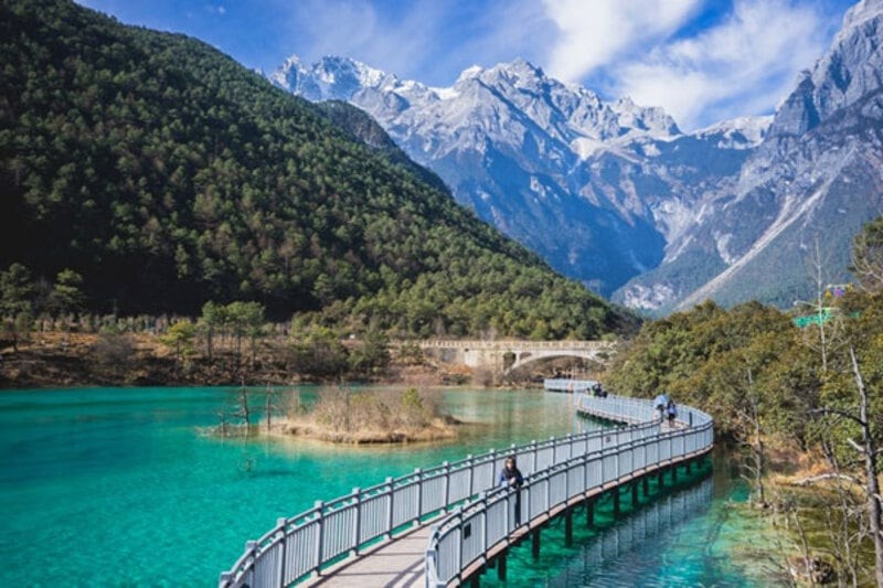 Tản bộ trên cầu gỗ tại Lam Nguyệt Đàm Tản bộ trên cầu gỗ tại Lam Nguyệt Đàm