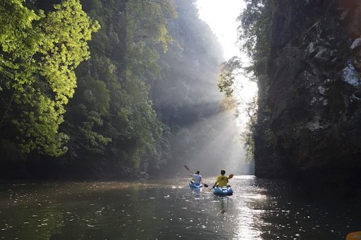 Chèo thuyền kayak ở vịnh Ao Thalane Thái Lan