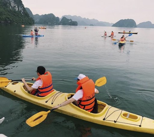 Chèo thuyền kayak ở vịnh Hạ Long