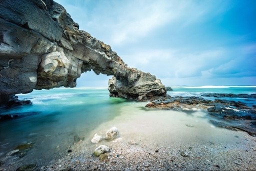 sự độc đáo của Cổng Tò Vò ở Lý Sơn 
