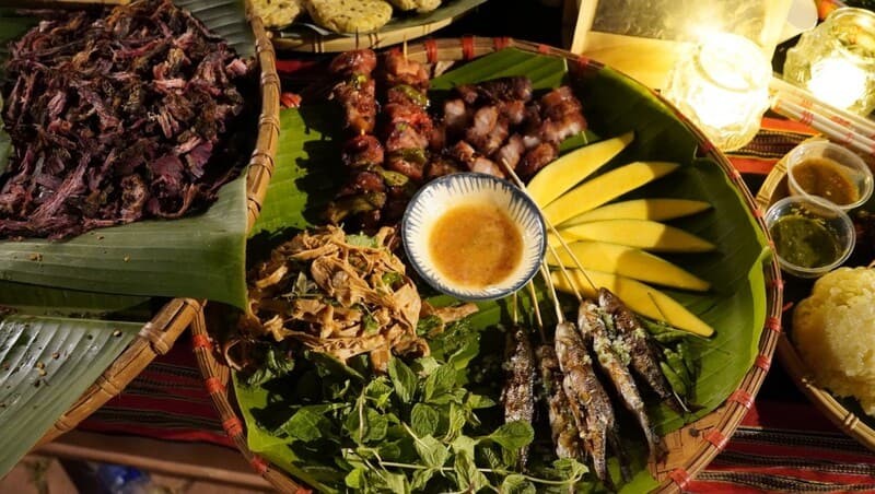 Thưởng thức đặc sản địa phương Thưởng thức đặc sản địa phương