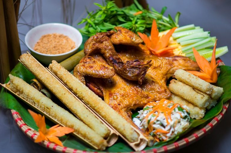 Gà nướng cơm lam