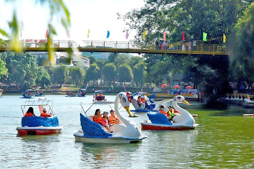 kinh nghiệm du lịch Đà Lạt 4 ngày 3 đêm - đạp vịt ở Hồ Xuân Hương