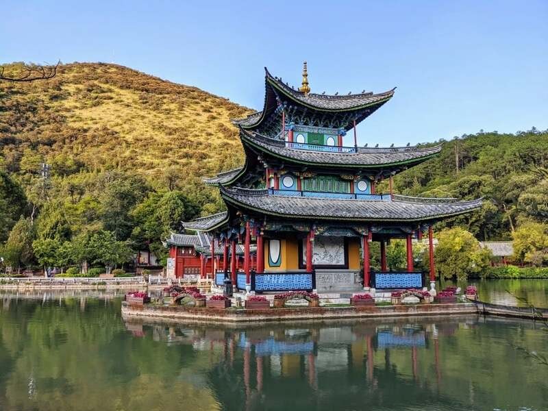 Đền Thần Rồng tại công viên Hắc Long Đàm Lệ Giang Đền Thần Rồng tại công viên Hắc Long Đàm Lệ Giang