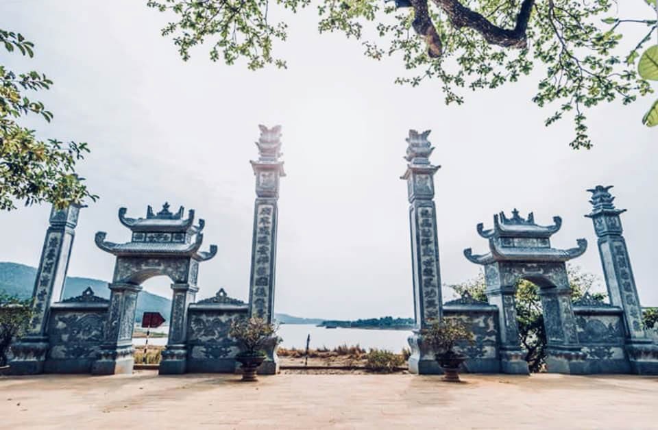 Đền thờ cô Bơ