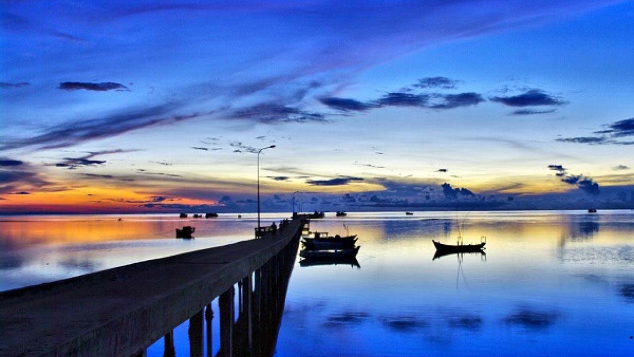 Hoàng hôn về trên làng chài Hải Ninh.