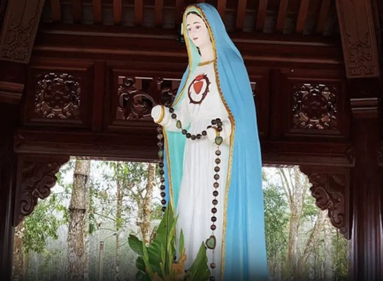 Tượng Đức Mẹ Măng Đen 