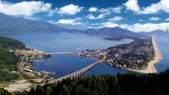 Biển Lăng Cô nhìn từ trên cao 