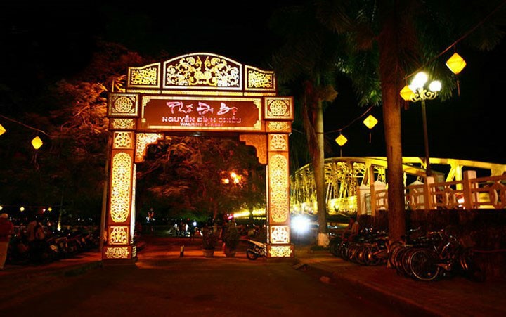 Khung cảnh nhộn nhịp của phố đi bộ về đêm