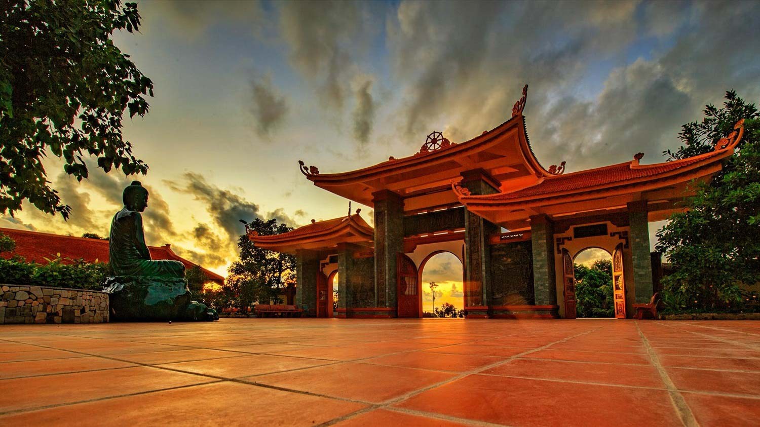 Hoàng hôn tại Thiền viện Trúc Lâm. 