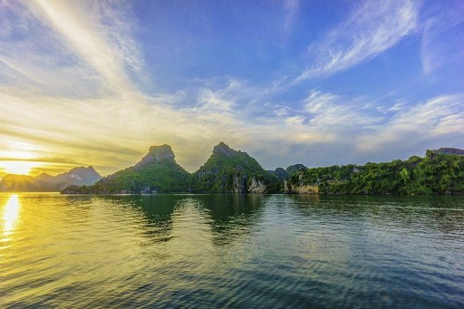 Đón bình minh trên vịnh