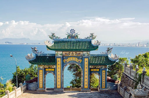 Khung cảnh hùng vĩ của chùa Linh Ứng 