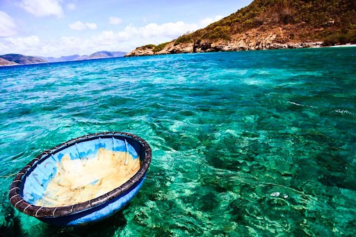 Biển trong trời xanh ở Côn Đảo 