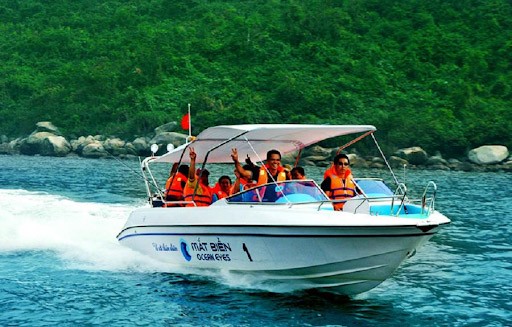 Di chuyển bằng tàu đến Cù Lao Chàm