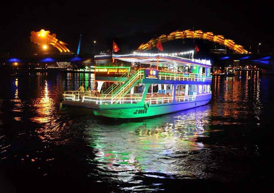 Du lịch bằng thuyền hoặc tàu 