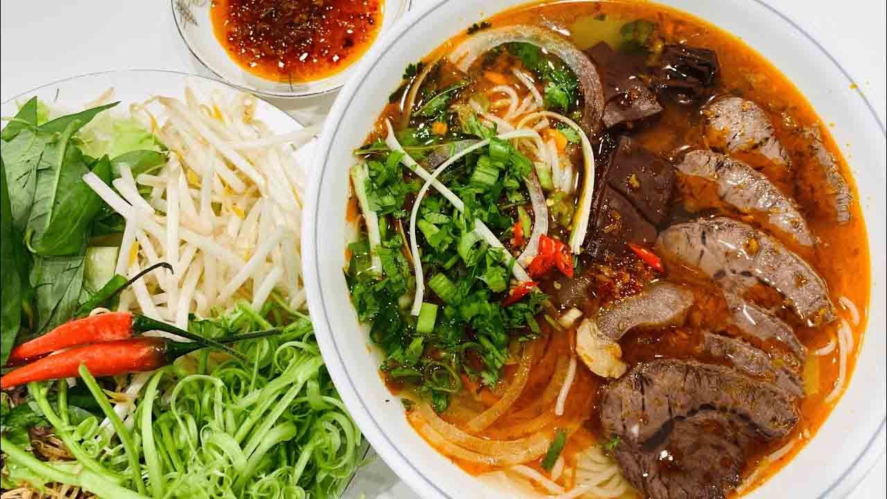 Bún bò Huế đặc sản dân dã làm say lòng du khách
