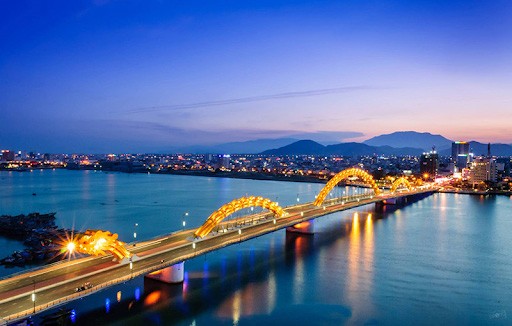 Phong cảnh cầu Rồng về đêm