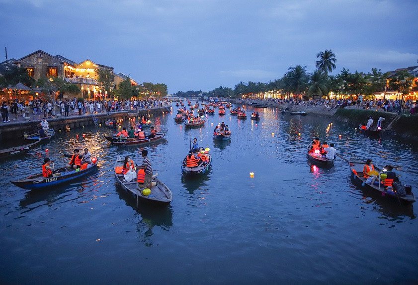 Dạo thuyền trên phố cổ