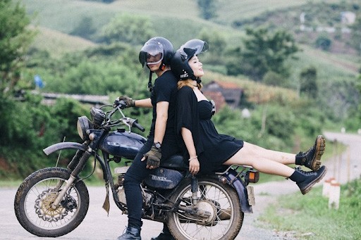 Di chuyển bằng xe máy