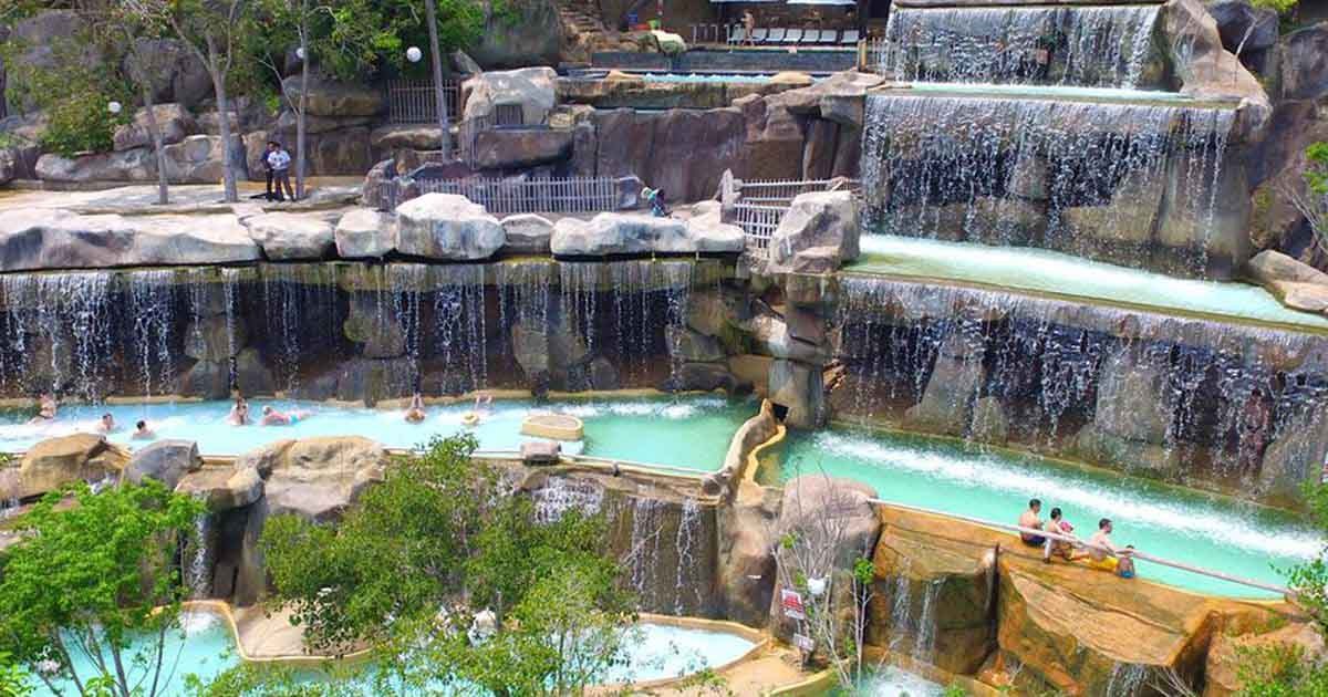 Tắm khoáng tháp Bà để thư giãn bằng hơi nước và nước khoáng thiên nhiên