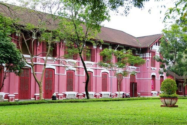 Khung cảnh trường Quốc Học Huế 