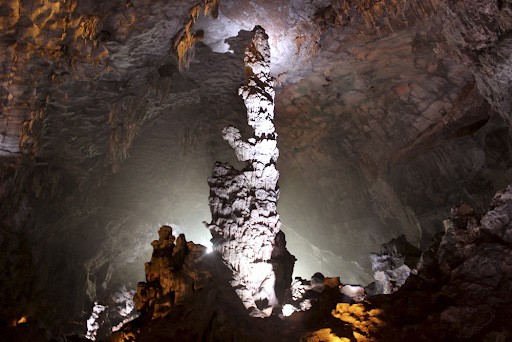 Hang Đầu Gỗ ở vịnh Hạ Long