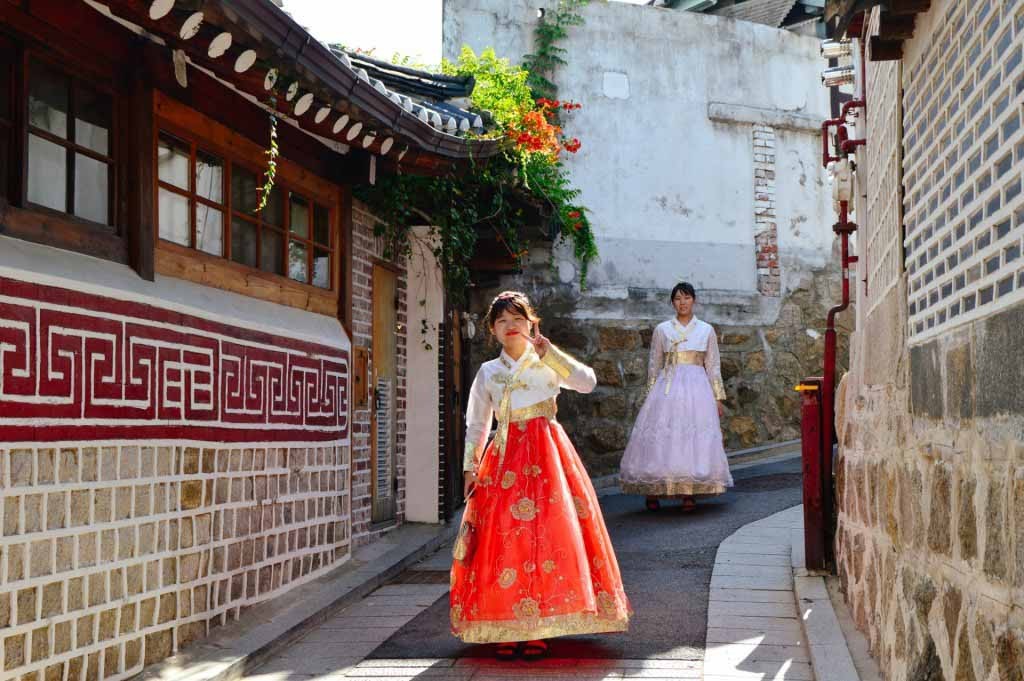 Khám phá vẻ đẹp của ngôi làng cổ Bukchon Hanok, Hàn Quốc Khám phá vẻ đẹp của ngôi làng cổ Bukchon Hanok, Hàn Quốc