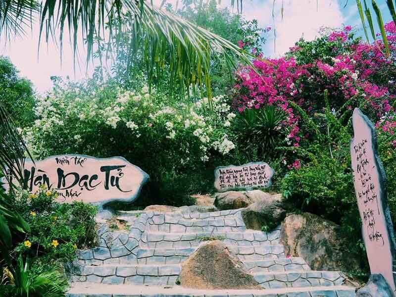 Khu vườn hoa mộ Hàn Mặc Tử