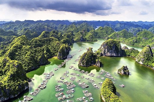 Khung cảnh vịnh Hạ Long