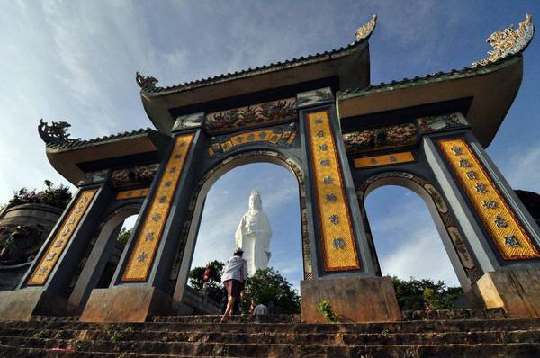 du-lich-da-nang-chua-linh-ung