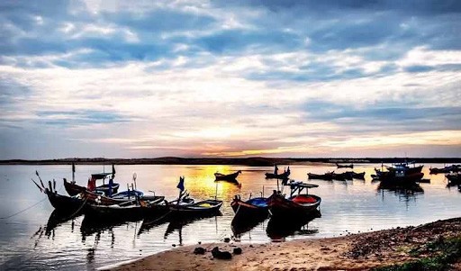 Cổng Tò Vò ở Lý Sơn có các làng chài yên bình