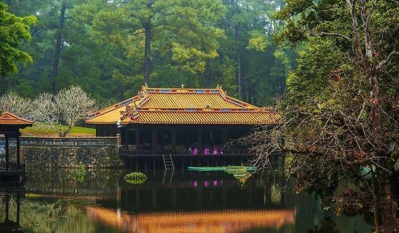 Lăng Tự Đức gần Đồi vọng cảnh