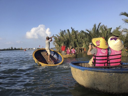 Trải nghiệm múa thúng cảm giác mạnh