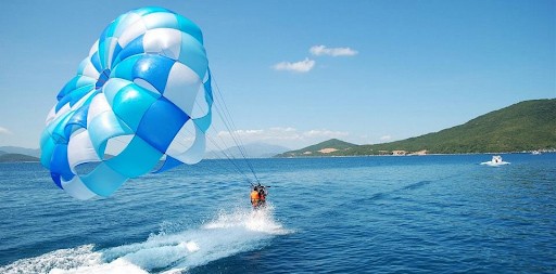 Cano kéo dù bay, một trải nghiệm không thể bỏ qua khi đến những địa điểm du lịch ở Quy Nhơn Bình Định