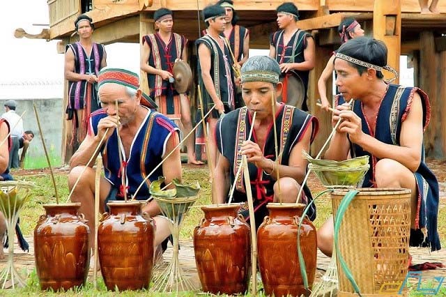Theo kinh nghiệm du lịch Măng Đen, rượu cần là đặc sản núi rừng Tây Nguyên bạn nhất định phải nếm thử