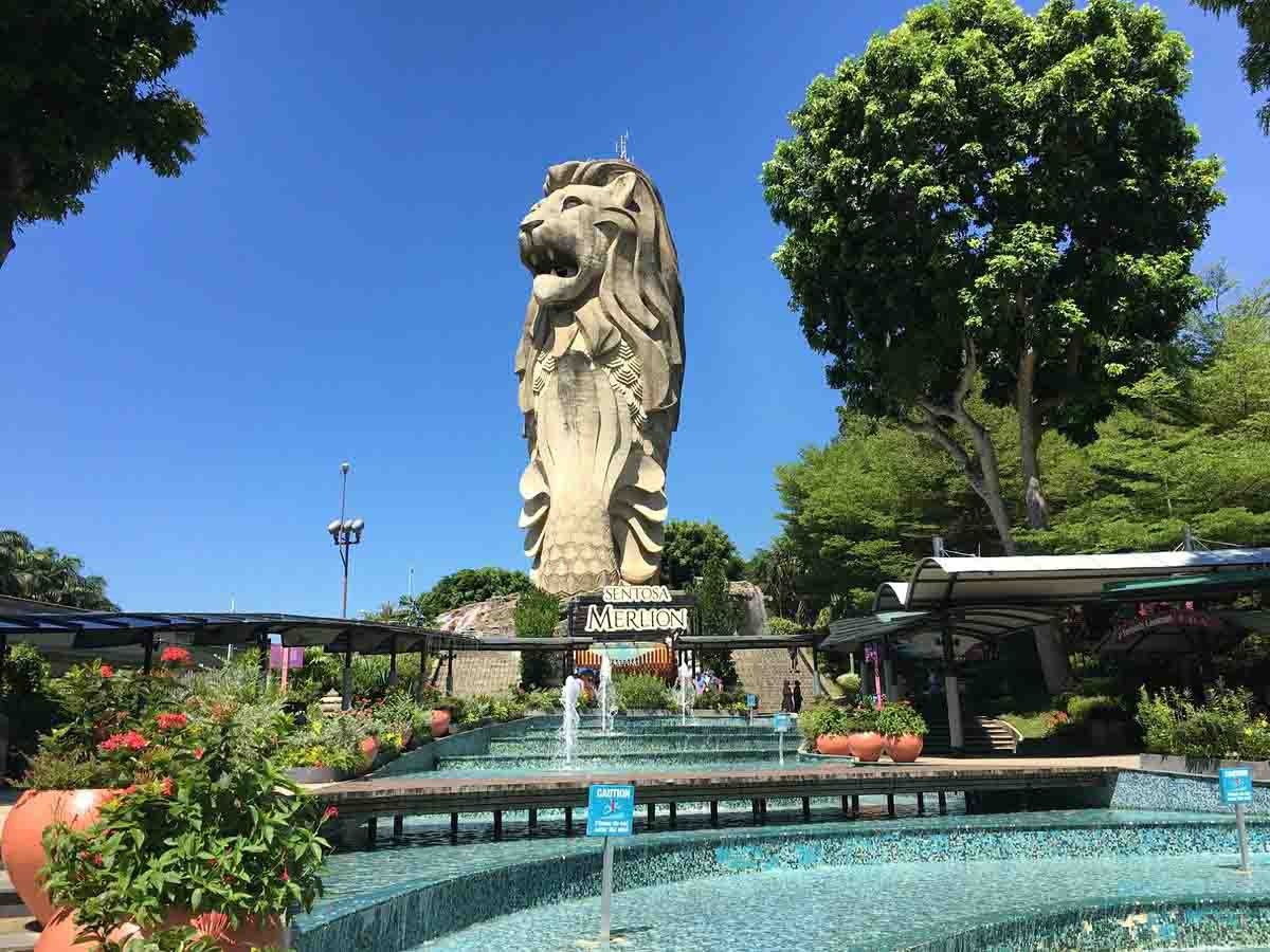 Ghé Sentosa Merlion khi đi tour du lịch Singapore Malaysia