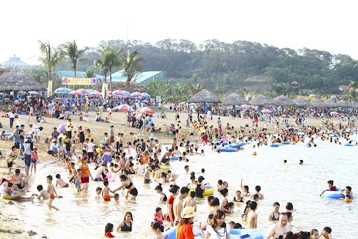 Tắm biển ở bãi biển Tuần Châu