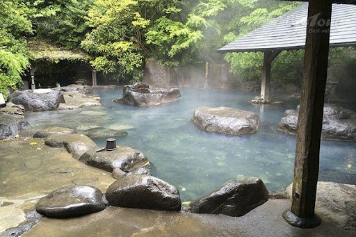 Tắm suối nước nóng Onsen 