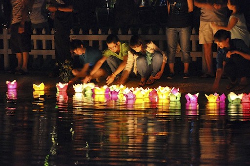 Thả đèn trên sông Hoài