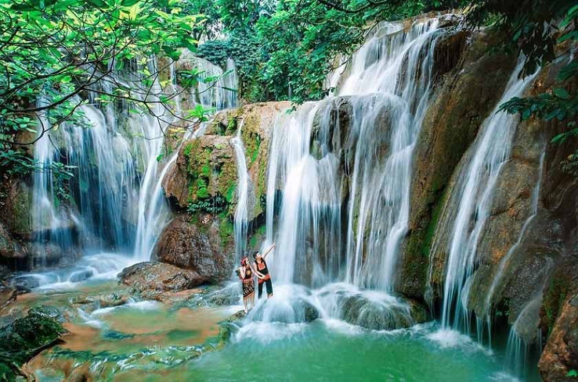 Thác Dải Yếm ở Mộc Châu 