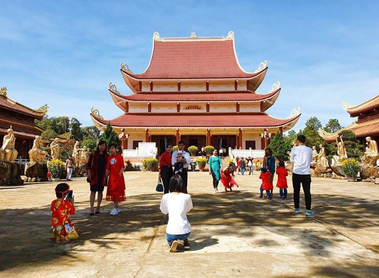 Hành trình chinh phục hơn 200 bậc đá lên chùa Khánh Lâm chùa Khánh Lâm 1
