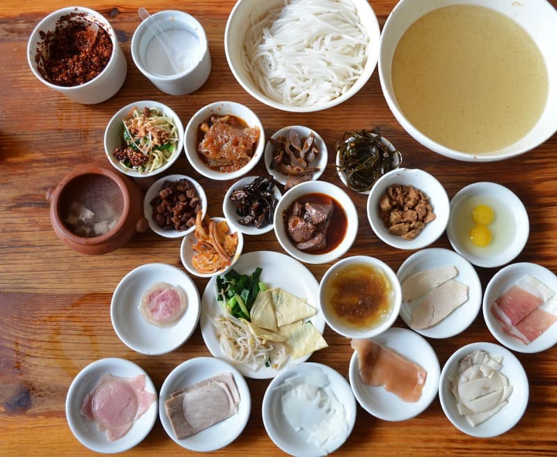 Nguyên liệu cho món Bún qua cầu Vân Nam Nguyên liệu cho món Bún qua cầu Vân Nam