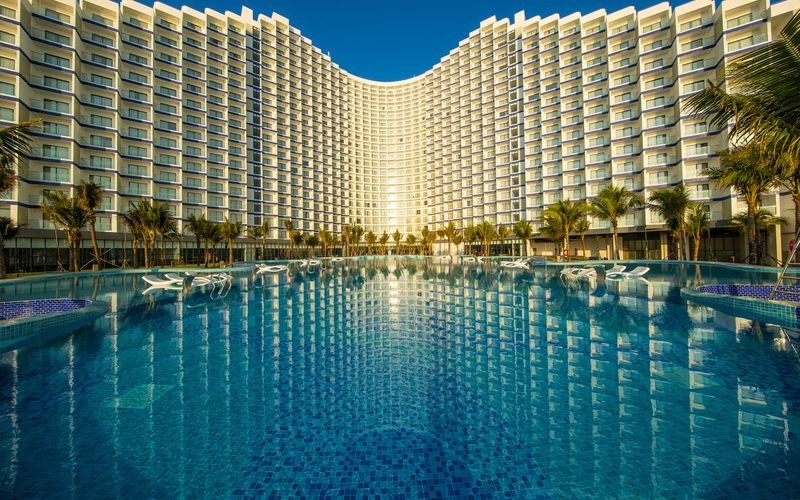the-empyrean-cam-ranh-beach-resort-diem-nghi-duong-ly-tuong-cho-tour-du-lich-cuoi-tuan(1)