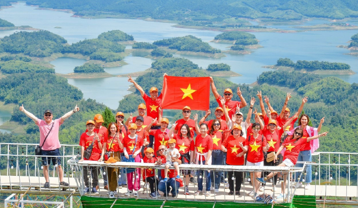 Khách check in tại Khu du lịch Tà Đùng