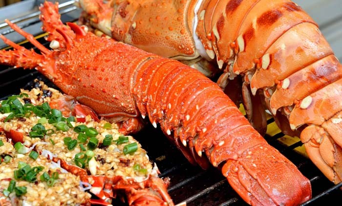 Thưởng thức món tôm hùm nướng tại Hòn Miễu Nha Trang
