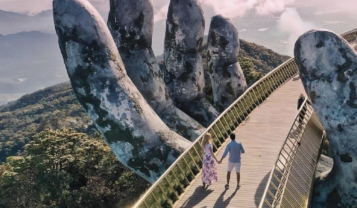 biểu tượng tại đỉnh Bà Nà Hills - Cầu Vàng Đà Nẵng Cầu Vàng Đà Nẵng